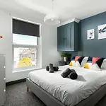 Perfect Summer Getaway For Groups & Families - Central Plymouth House Sleeps 8 - Spacious - 3 Bathrooms - Habita Property