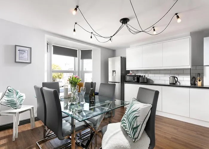 Perfect Summer Getaway For Groups & Families - Central Plymouth House Sleeps 8 - Spacious - 3 Bathrooms - Habita Property