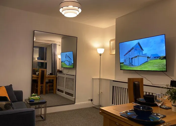 Beautiful Apartment One Double Bedroom With Additional Single Bed And One Single Bedroom With A Sofa Bed In Lounge