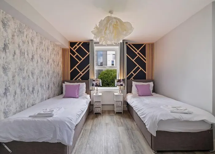 Stylish Plymouth Gem - Sleeps 6