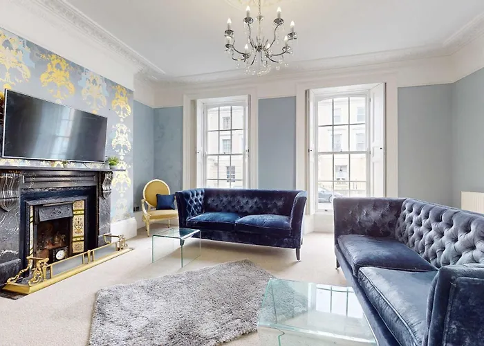 The Hoe, Beautiful 5-Bedroom House, Garden, Secure Parking, Sleeps 12