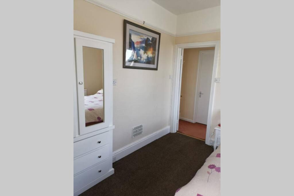 Amherst Lodge. Apartment