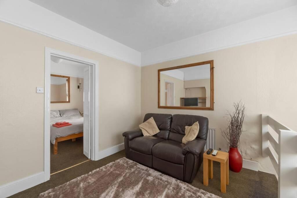 Amherst Lodge. Apartment