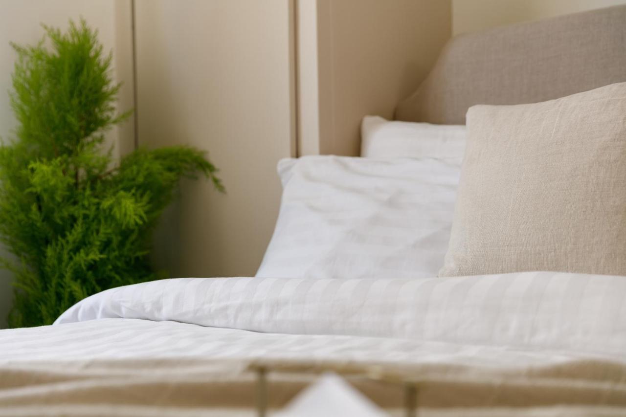 - Sleeps Up To 10 - Free On Street Parking - Pets Welcome - By Luxe Living Holiday home *
