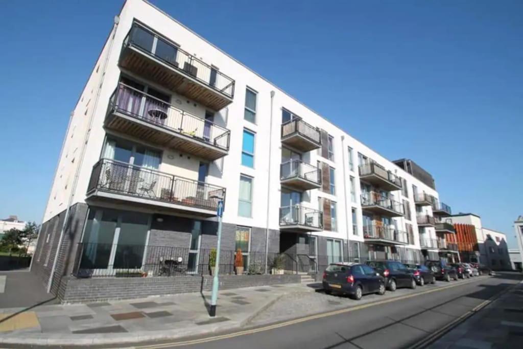 Lovely 1 Bedroom *