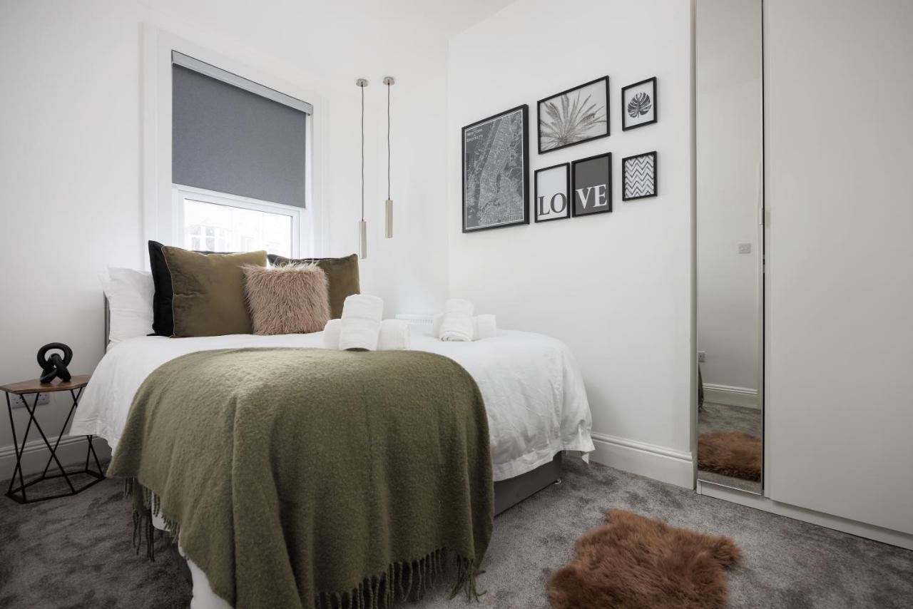 The Getaway! 3 Bed House - - Sleeps 7 - Free Parking - Habita Plymouth
