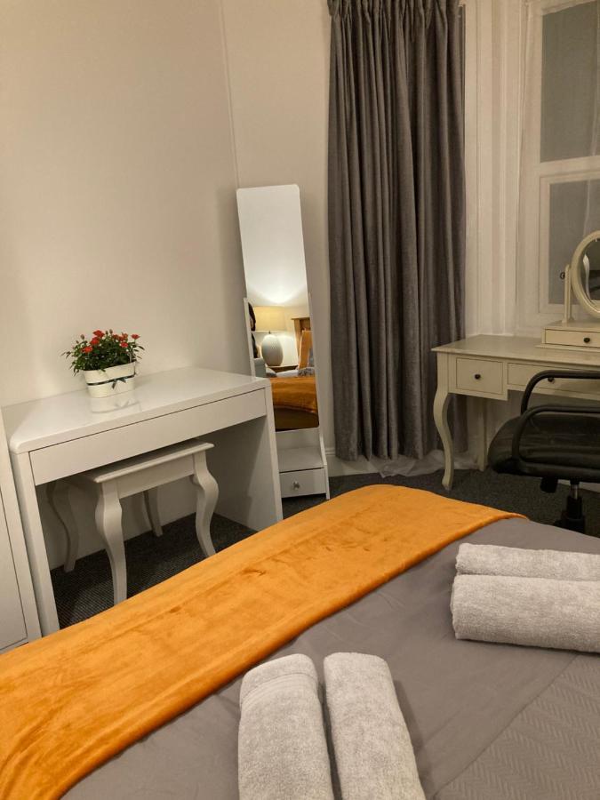 Apartment Beautiful One Double Bedroom With Additional Single Bed And One Single Bedroom With A Sofa Bed In Lounge