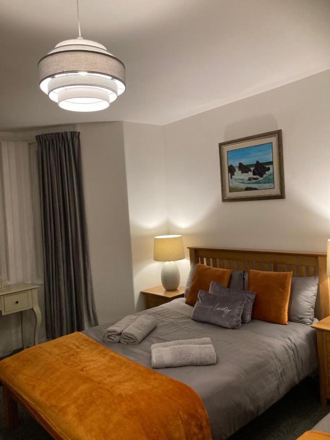 Apartment Beautiful One Double Bedroom With Additional Single Bed And One Single Bedroom With A Sofa Bed In Lounge *