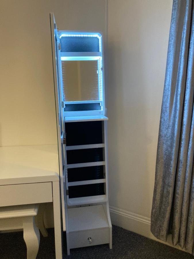 Beautiful One Double Bedroom With Additional Single Bed And One Single Bedroom With A Sofa Bed In Lounge Apartment *