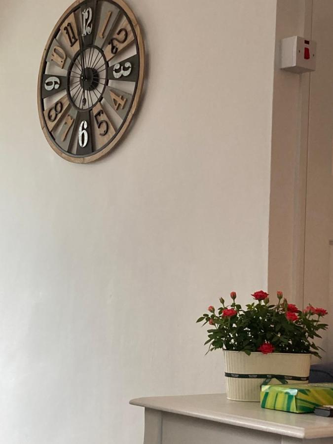 Beautiful One Double Bedroom With Additional Single Bed And One Single Bedroom With A Sofa Bed In Lounge