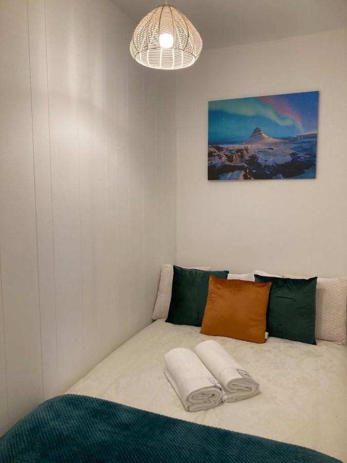 Beautiful One Double Bedroom With Additional Single Bed And One Single Bedroom With A Sofa Bed In Lounge