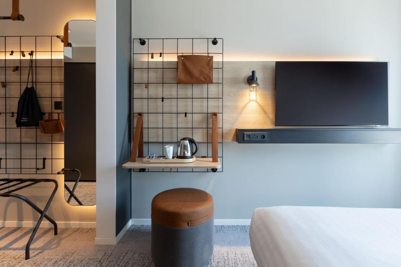 Moxy 3*