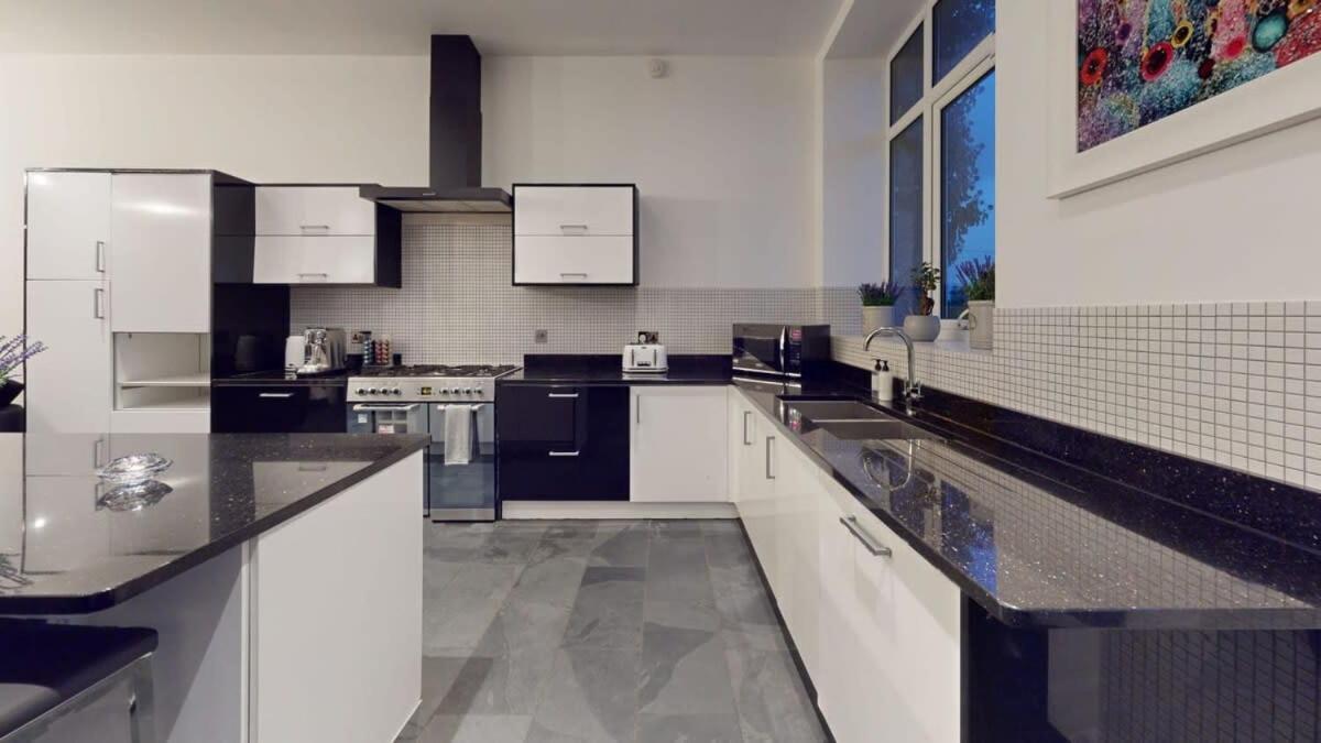 Modern Spacious 6 Bed In With Parking Apartment