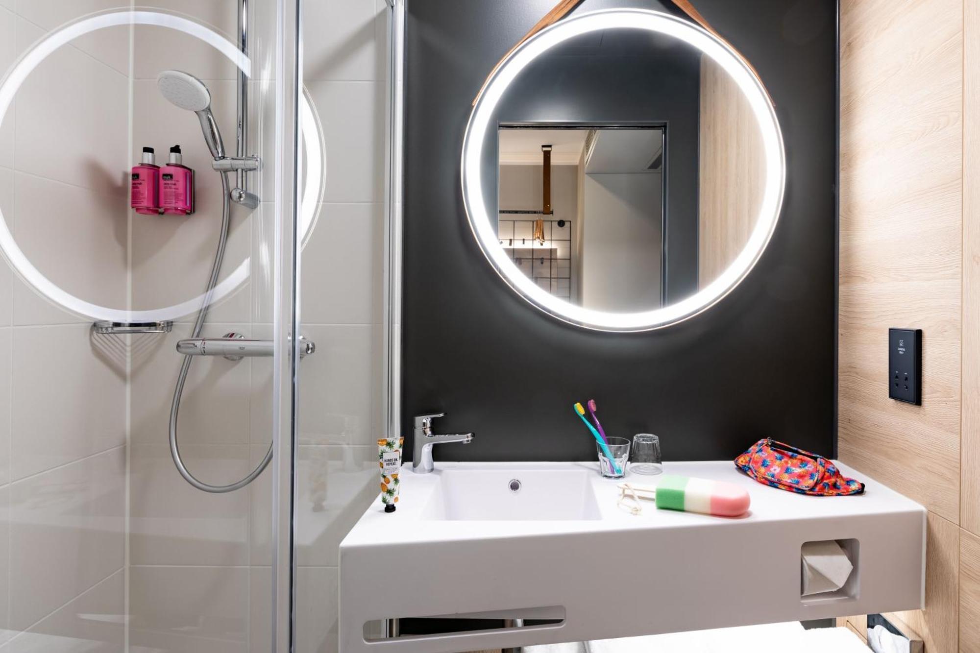 Moxy 3*