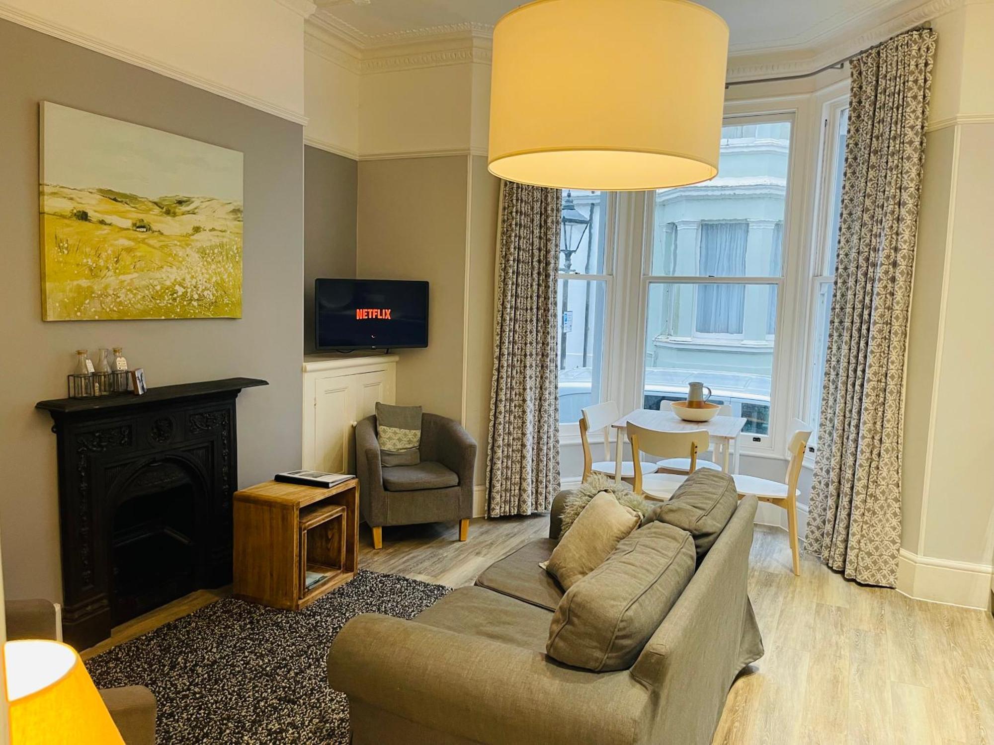 Stylish Plymouth Gem - Sleeps 6