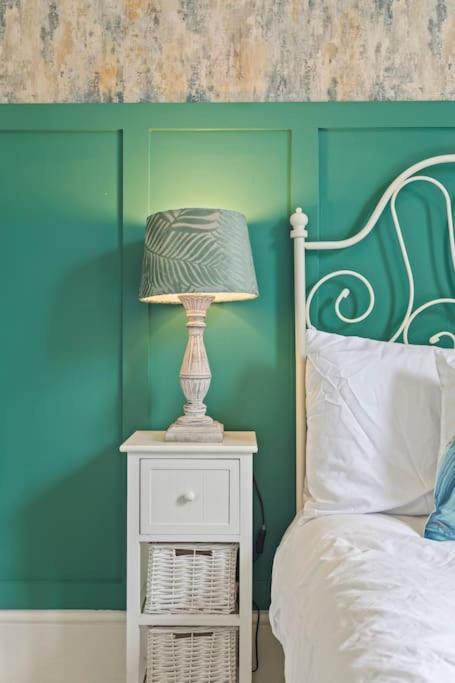 Stylish Plymouth Gem - Sleeps 6 Apartment *