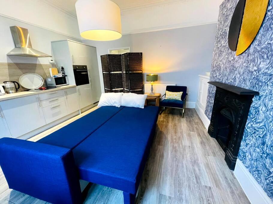 Apartment Stylish Plymouth Gem - Sleeps 6