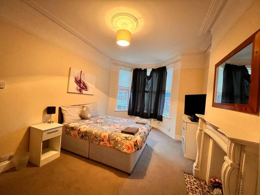 Entire First Floor Apartment - Central Plymouth *