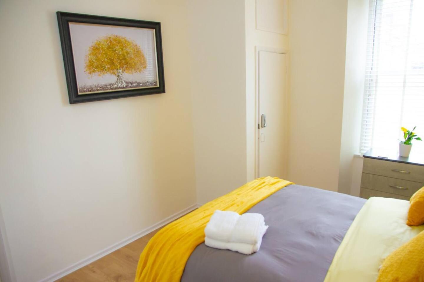 Sunny Seaside 1br Flat In Street Parking Apartment