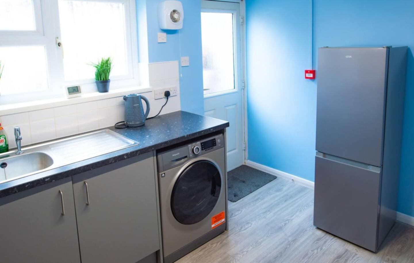 Sunny Seaside 1br Flat In Street Parking