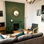 Central Plymouth Georgian Apartment - Sleeps 5 - Private Parking - By Habita Property