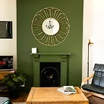 Central Plymouth Georgian Apartment - Sleeps 5 - Private Parking - By Habita Property