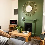Central Plymouth Georgian Apartment - Sleeps 5 - Private Parking - By Habita Property