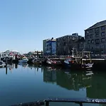 Beautiful 2-Bed Seaview Apartment In Plymouth