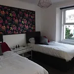 Beautiful 2-Bed Seaview Apartment In Plymouth