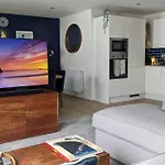 Brand New Large Flat By The Sea With Free Parking