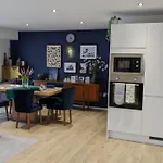 Brand New Large Flat By The Sea With Free Parking