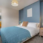 Apartment One - King Bed - Free Private Parking - By Ocean City Retreats