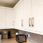 Entire 2 Bedroom House Near Derriford With Parking
