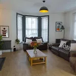 Large Home Sleeps 6 Central Location Free Parking