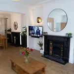 Large Home Sleeps 6 Central Location Free Parking