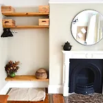Bright And Cosy, Central 3 Bedroom Home