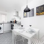 Boujis Central Plymouth Apartment - Sleeps 4 - Habita Property
