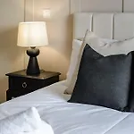 Premium Apartment - Allocated Parking - Great Location
