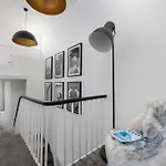 The Executive - Central Plymouth House - Sleeps 8 - Habita Property
