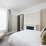 The Executive - Central Plymouth House - Sleeps 8 - Habita Property