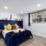 The Blue Barbican Flat- Spacious, Stylish, In A Perfect Location And Accessible