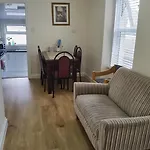 Entire 2 Bedroom Apt In Central Location, Newly Refurbished