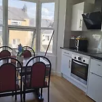 Comfy 2 Bedroom Apt In Central Location, Newly Refurbished