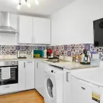 Cosy Apartment In Plymouth - Sleeps 4