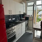 Central City Centre 3 Bedroom Home Private Parking
