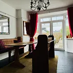 Central City Centre 3 Bedroom Home Private Parking