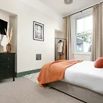 New Luxury For 2024 - Central Plymouth House - Sleeps 10 - Access To Plymouth Town - Close To The Barbican - Pets Welcome - Parking Available - By Luxe Living By Sophia