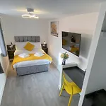 Luxury Studio Apartment By The Station