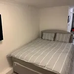 Plymouth - Studio - Sleeps 2 - Parking