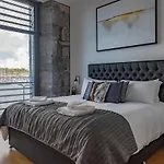 Luxurious 1 Bed Rwy Apartment